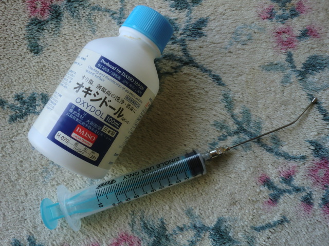 オキシドールで耳垢を柔らかくします